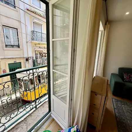 Cozy Apartment In Famous Bica *